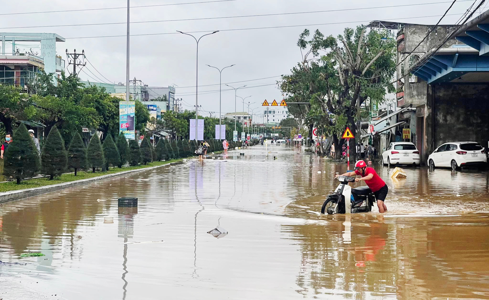 Lũ khẩn cấp trên các sông ở Thừa Thiên Huế và Quảng Nam - Ảnh 2.