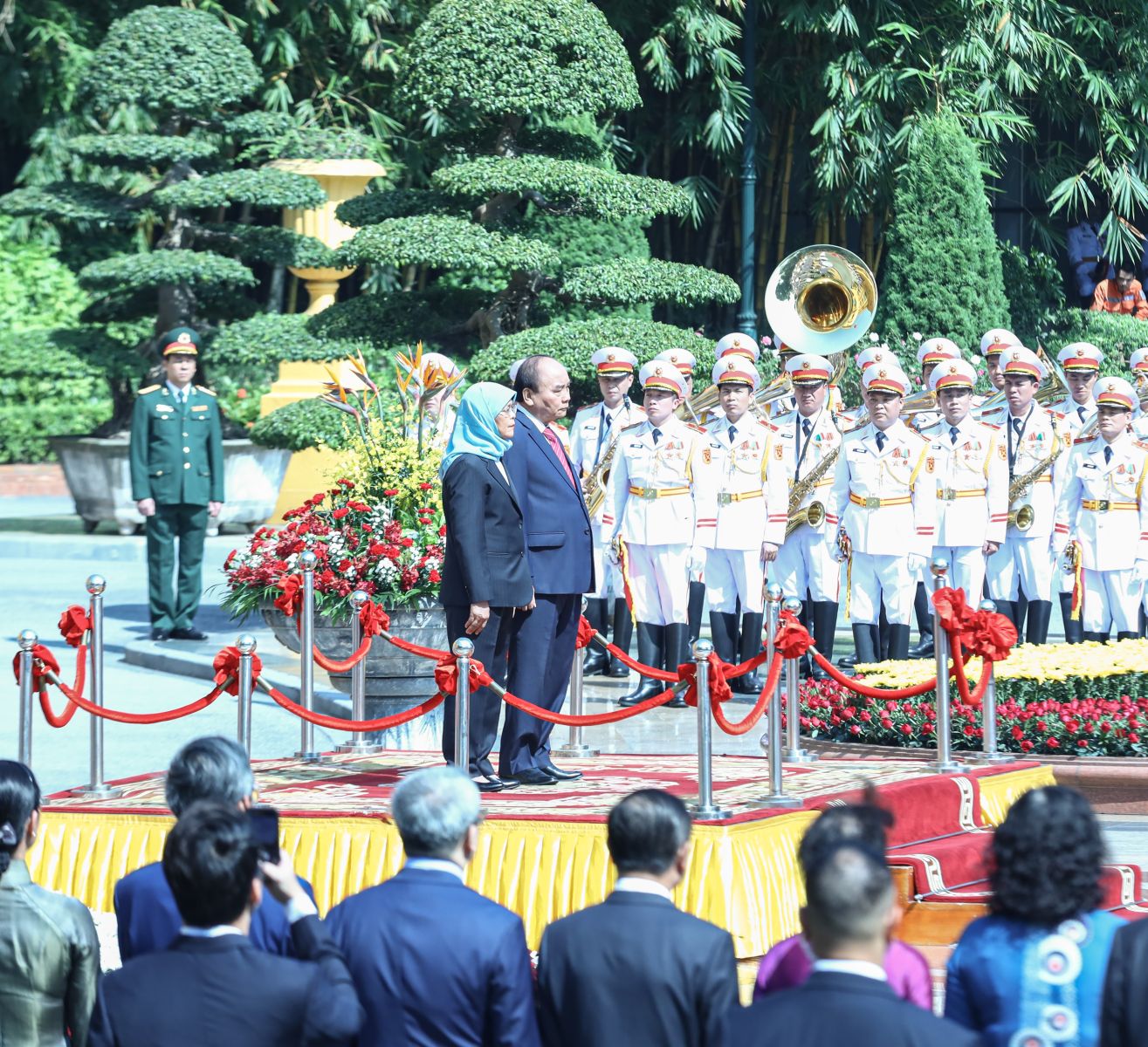 Tổng thống Singapore Halimah Yacob thăm chính thức Việt Nam - Ảnh 2.
