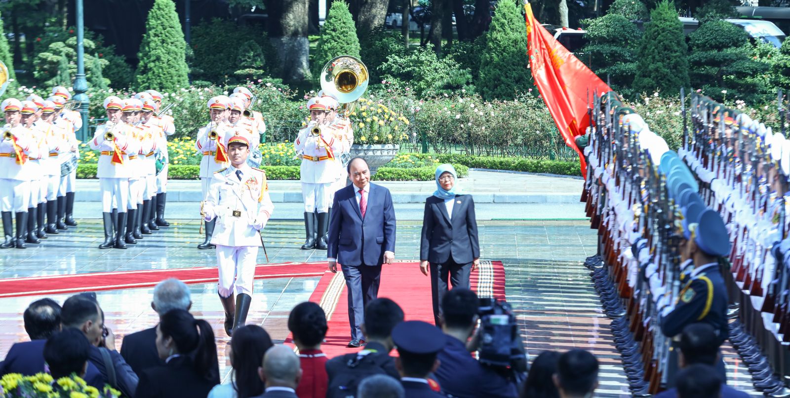 Tổng thống Singapore Halimah Yacob thăm chính thức Việt Nam - Ảnh 3.