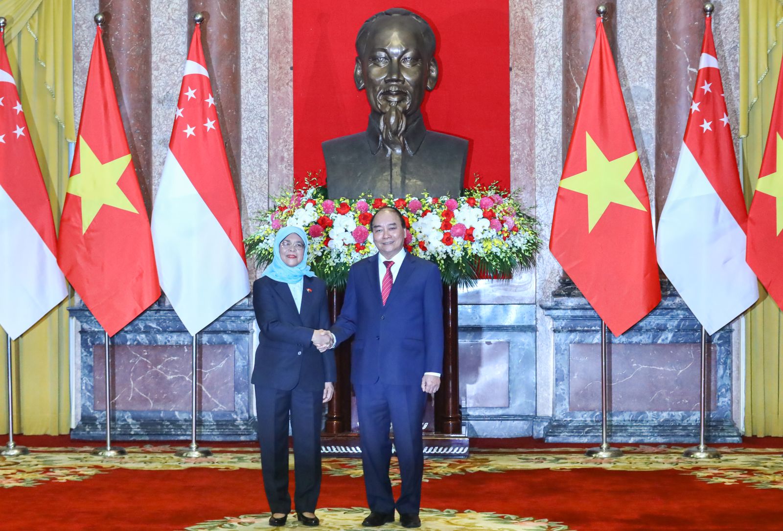 Tổng thống Singapore Halimah Yacob thăm chính thức Việt Nam - Ảnh 1.