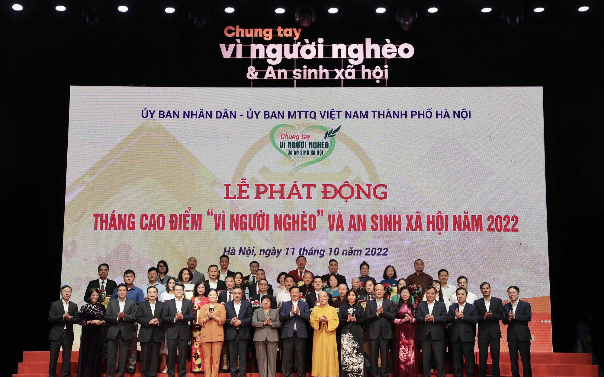 Agribank ủng hộ 5 tỷ đồng vì người nghèo - Ảnh 3.