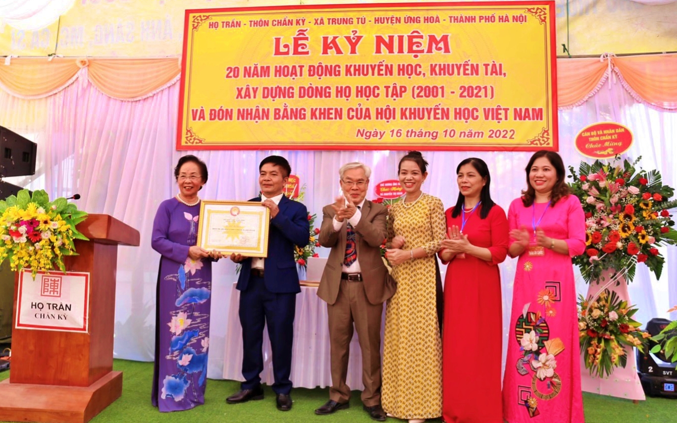 Gương sáng gia đình học tập trong dòng họ khuyến học tại Chẩn Kỳ, Ứng Hoà, Hà Nội - Ảnh 2.