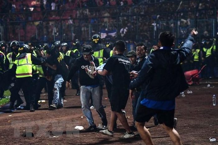 Bạo loạn kinh hoàng trên sân cỏ Indonesia khiến 174 người thiệt mạng - Ảnh 2.