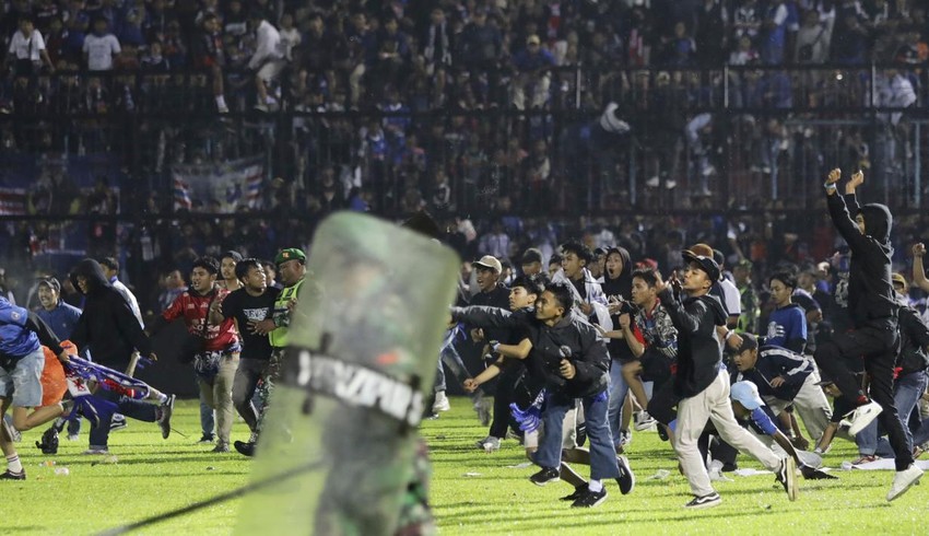 Liên đoàn Bóng đá Việt Nam gửi lời chia buồn tới Liên đoàn Bóng đá Indonesia sau vụ bạo loạn thảm khốc tại sân Kanjuruhan - Ảnh 2.
