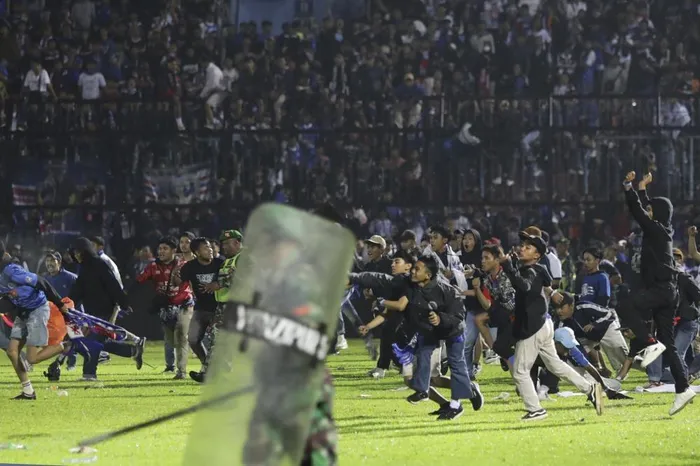 Bạo loạn kinh hoàng trên sân cỏ Indonesia khiến 174 người thiệt mạng - Ảnh 3.