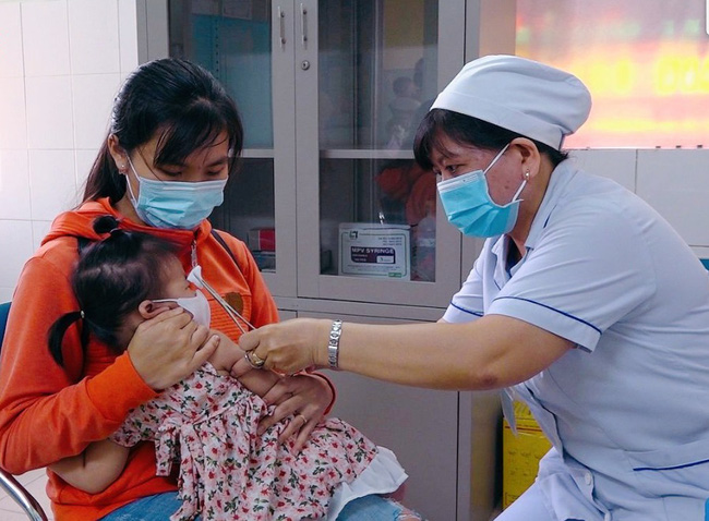 Thành phố Hồ Chí Minh: Nguy cơ thiếu nhiều loại vaccine trong Chương trình Tiêm chủng mở rộng - Ảnh 1.