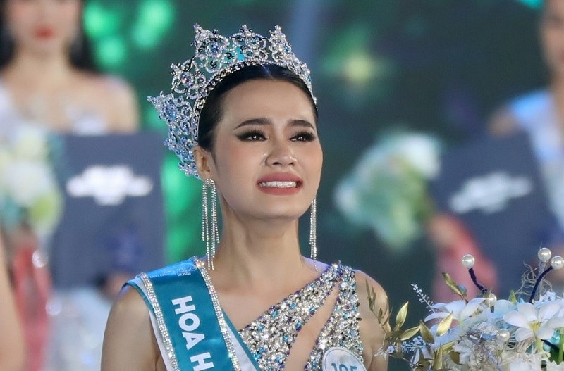 Tân Hoa hậu Biển đảo Việt Nam trao trả vương miện 3,9 tỷ đồng - Ảnh 1.