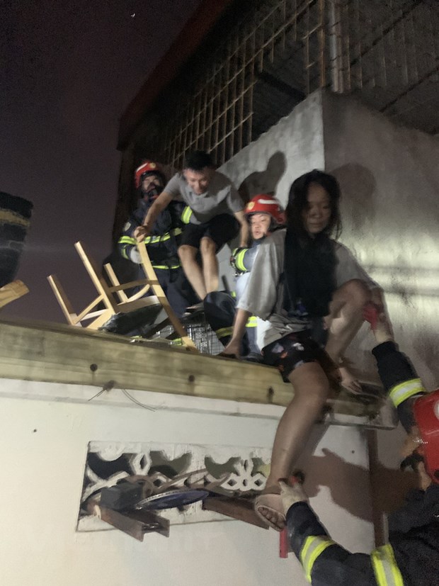 Hà Nội: Phá cửa sân thượng, giải cứu 11 người dân khỏi đám cháy - Ảnh 2.