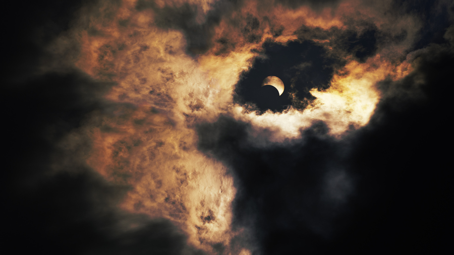 Hôm nay 40% người Trái Đất chứng kiến Mặt Trời hóa trăng lưỡi liềm - Ảnh 1.