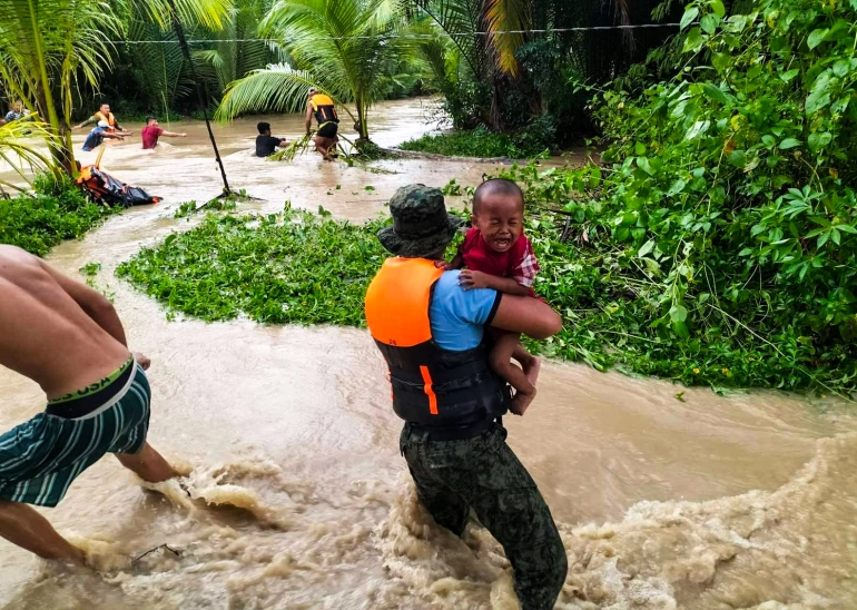 Chùm ảnh bão NALGAE đổ bộ vào Philippines làm 72 người tử vong và hàng chục người bị thương - Ảnh 5.