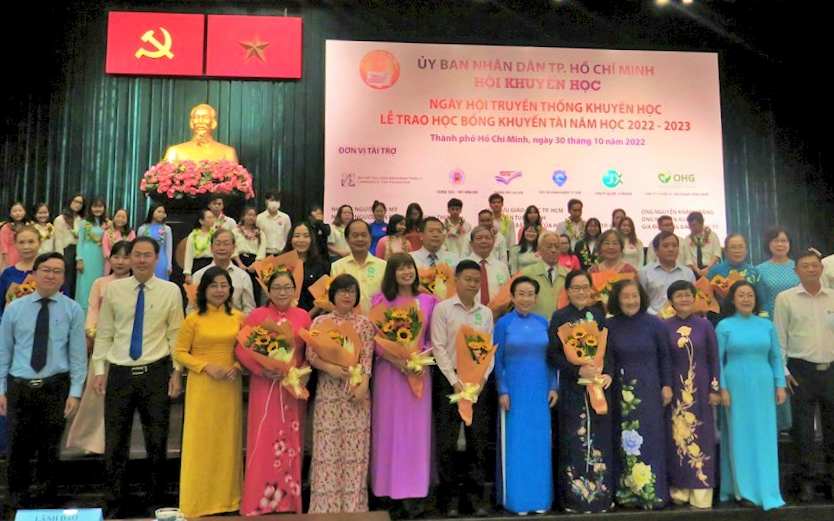 Hội Khuyến học Thành phố Hồ Chí Minh trao học bổng khuyến tài cho 357 sinh viên - Ảnh 1.