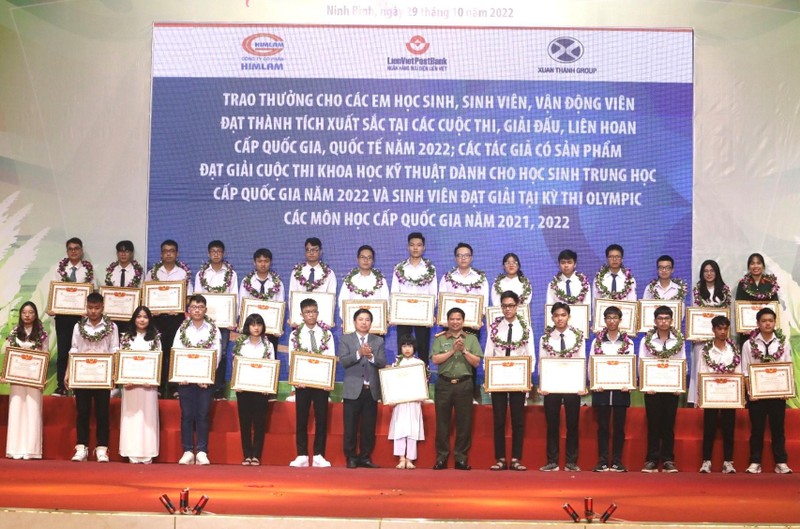 Ninh Bình khen thưởng 298 học sinh, sinh viên xuất sắc năm 2022 - Ảnh 1.