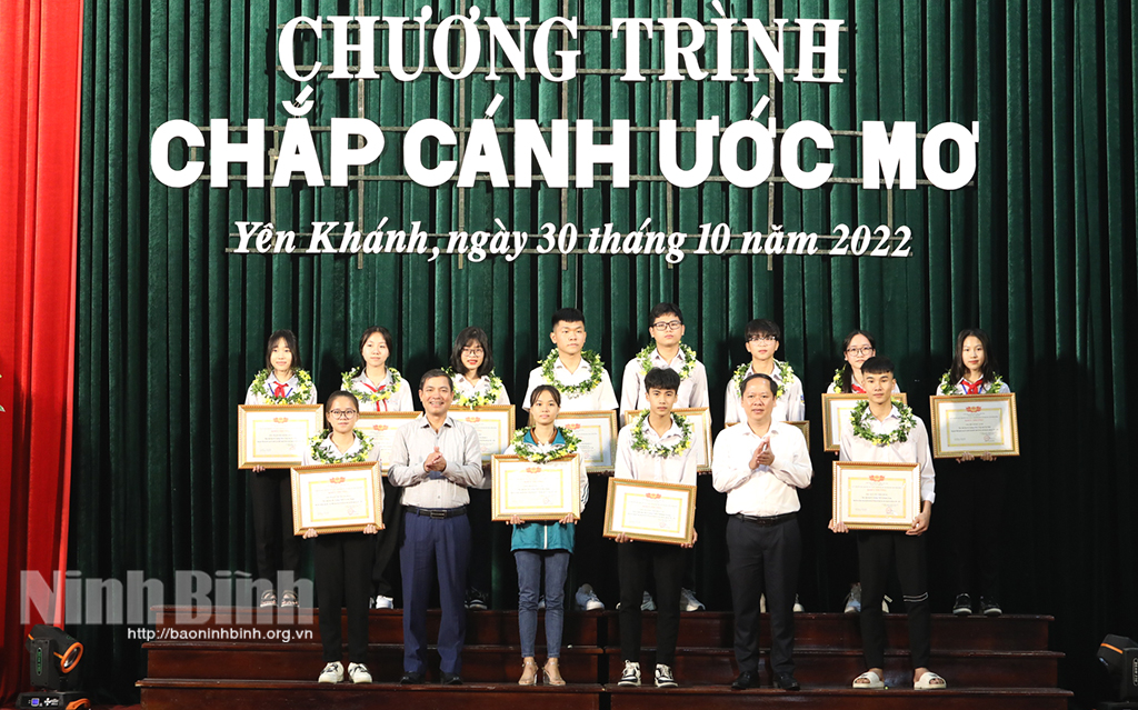 Quỹ khuyến học khuyến tài Vũ Duy Thanh, Ninh Bình trao thưởng học sinh, sinh viên xuất sắc - Ảnh 4.