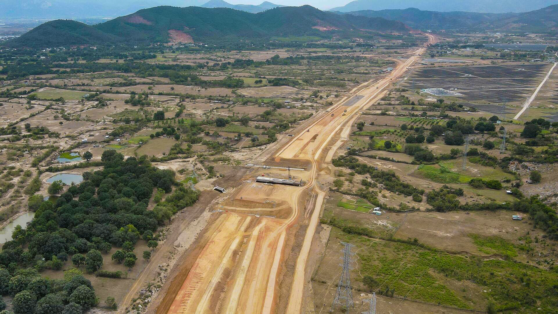 Cao tốc Bắc - Nam đoạn Cam Lộ - La Sơn xin gia hạn hoàn thành đến quý I năm 2023 - Ảnh 1.