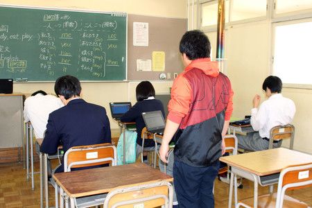 Học sinh Nhật Bản sẽ sử dụng sách giáo khoa kỹ thuật số từ năm 2024 - Ảnh 3.