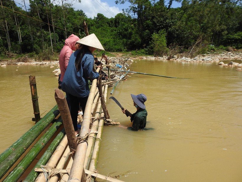 Quảng Ninh: Học sinh và người dân ở Mả Phềnh đi qua suối bằng cầu tre tạm - Ảnh 1.