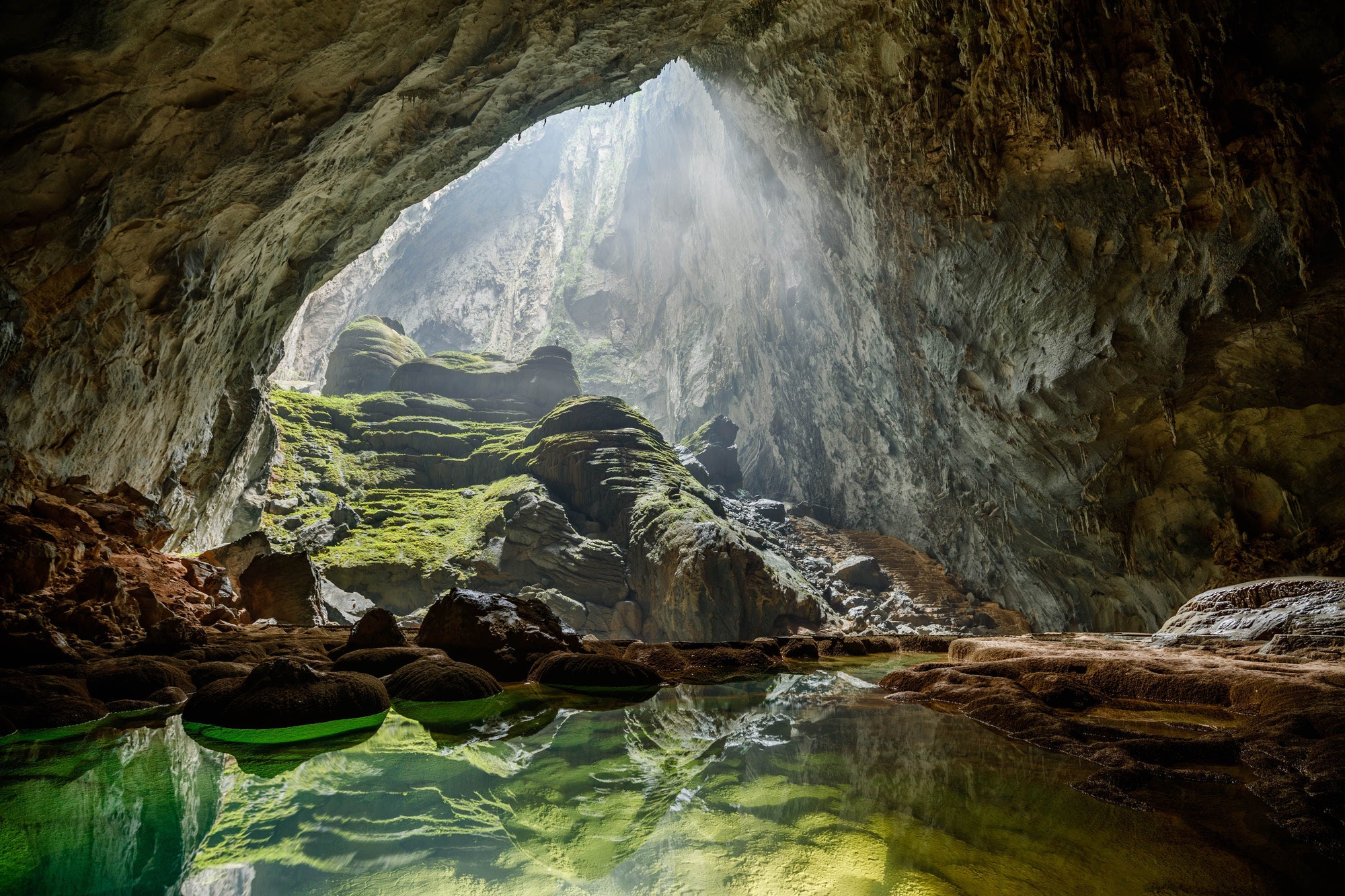 Hang động tự nhiên của Việt Nam là những điểm đến thu hút nhiều khách du lịch. Khám phá những dãy núi đá vôi, thăm dò những hang động lớn nhất thế giới trong đất nước của chúng ta.