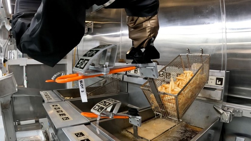 Robot dần thay thế nhân viên phục vụ đồ ăn nhanh tại nhiều chuỗi nhà hàng ở Mỹ - Ảnh 1.