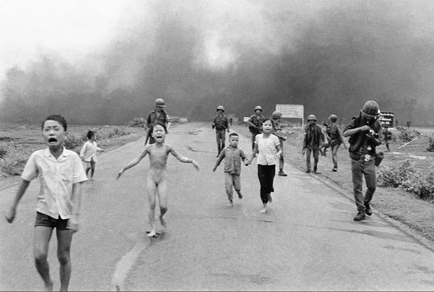 "Em bé Napalm" và nhiếp ảnh gia Nick Út lần đầu hội ngộ - Ảnh 2. "Em bé Napalm" và nhiếp ảnh gia Nick Út lần đầu hội ngộ - Ảnh 2.