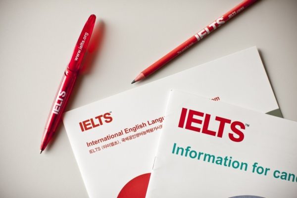 Bộ GD&ĐT ưu tiên phê duyệt thi IELTS, TOEFL - Ảnh 1.
