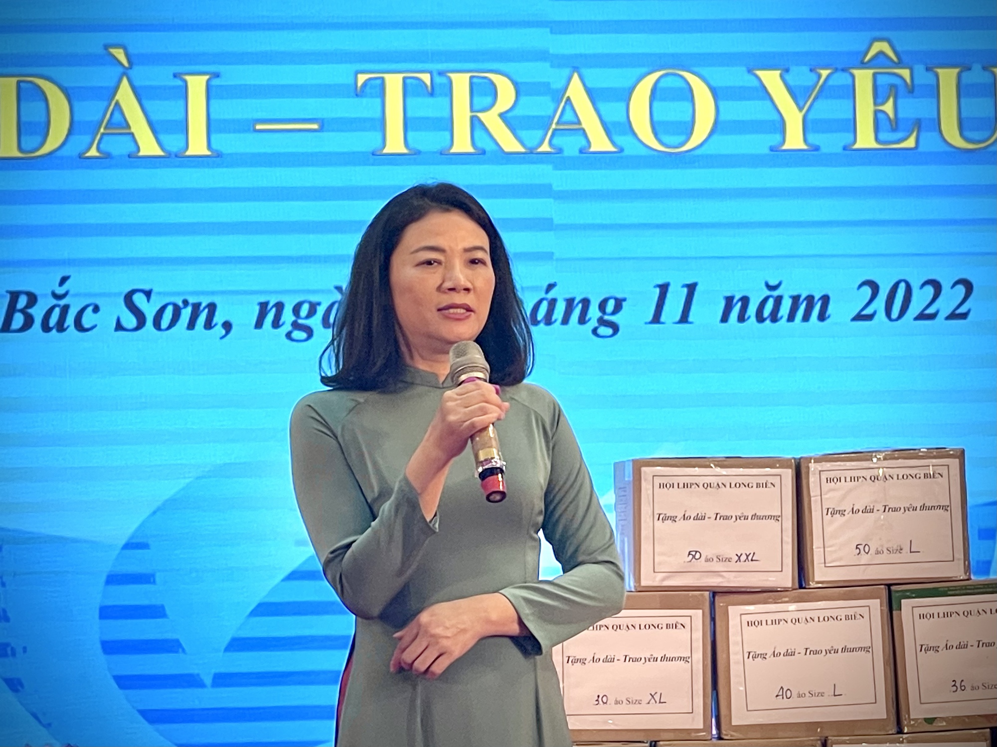 Hội Liên hiệp Phụ nữ quận Long Biên: &quot;Tặng áo dài - Trao yêu thương&quot; - Ảnh 2.