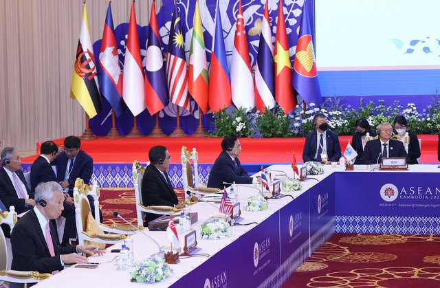 Thủ tướng: ASEAN sẵn sàng làm 'trung gian tin cậy' với các đối tác Đông Á tìm giải pháp cho các thách thức an ninh - Ảnh 1.