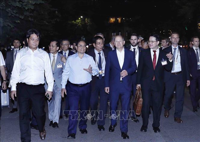 Thủ tướng Phạm Minh Chính và Thủ tướng CHLB Đức Olaf Scholz thăm phố cổ Hà Nội - Ảnh 1.