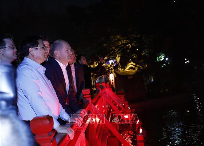 Thủ tướng Phạm Minh Chính và Thủ tướng CHLB Đức Olaf Scholz thăm phố cổ Hà Nội - Ảnh 2.