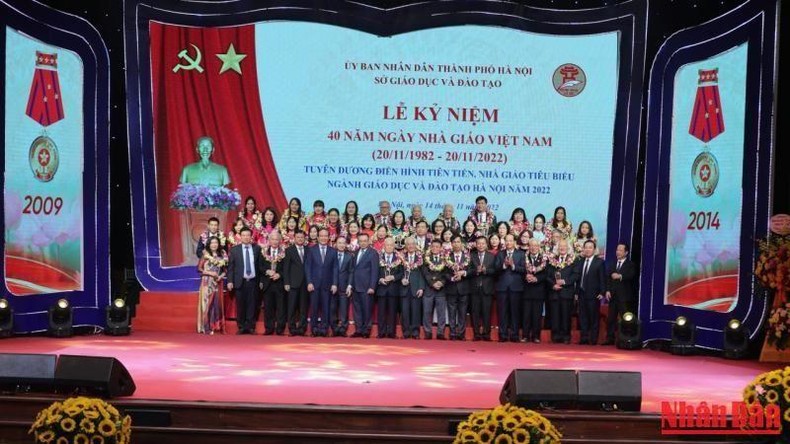 Ngành giáo dục Hà Nội kỷ niệm ngày Nhà giáo Việt Nam và tuyên dương các điển hình tiên tiến - Ảnh 2.