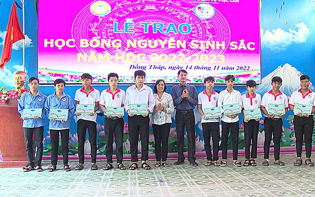 Trao học bổng Nguyễn Sinh Sắc cho 110 học sinh hoàn cảnh khó khăn tại Đồng Tháp - Ảnh 1.