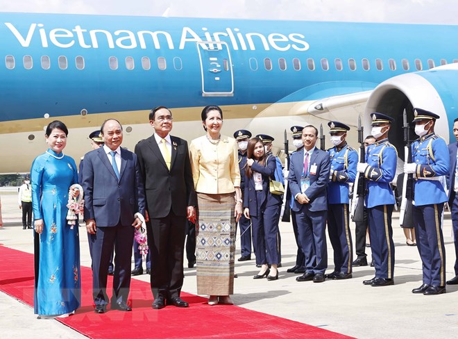 Chủ tịch nước Nguyễn Xuân Phúc tới Bangkok, bắt đầu thăm chính thức Thái Lan và dự APEC 29 - Ảnh 2.