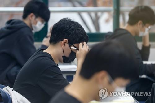 Hơn nửa triệu học sinh Hàn Quốc bước vào kỳ thi quan trọng nhất trong năm - Ảnh 1.