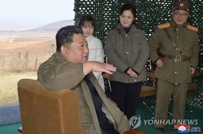 Ông Kim Jong-un lần đầu công bố hình ảnh con gái với thế giới  - Ảnh 4.