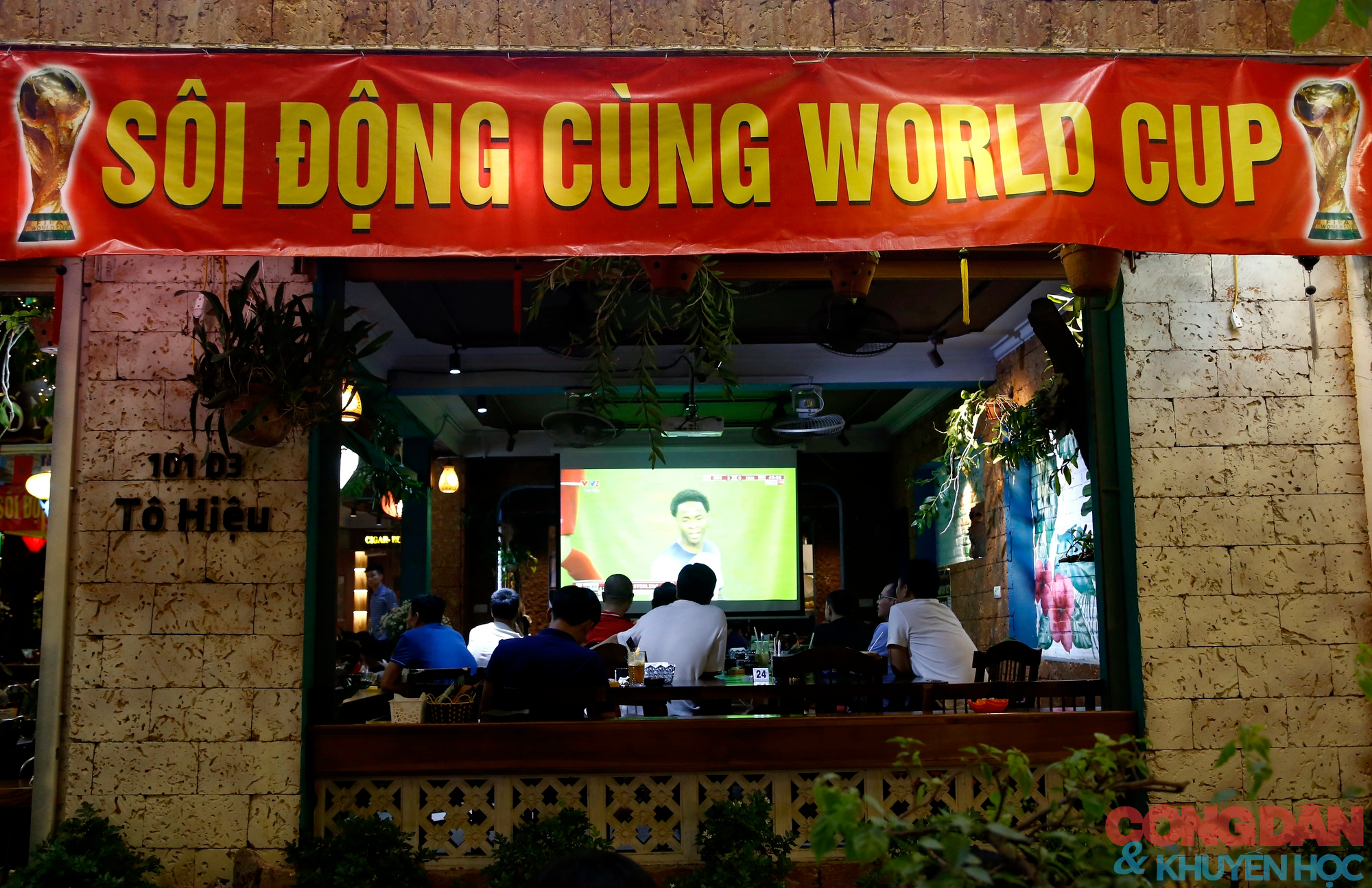 Hàng quán Hà Nội lắp màn hình cỡ lớn thu hút khách đến xem World Cup - Ảnh 8.