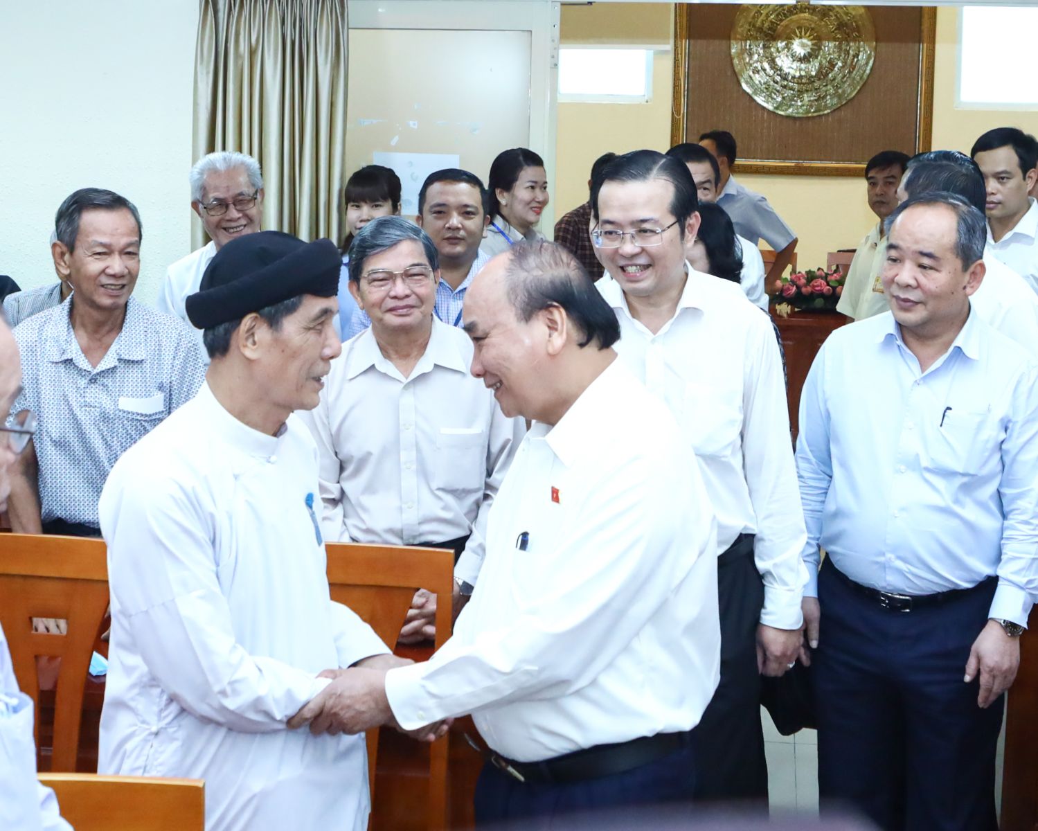 Chủ tịch nước Nguyễn Xuân Phúc tiếp xúc cử tri Quận 10, thành phố Hồ Chí Minh - Ảnh 1.
