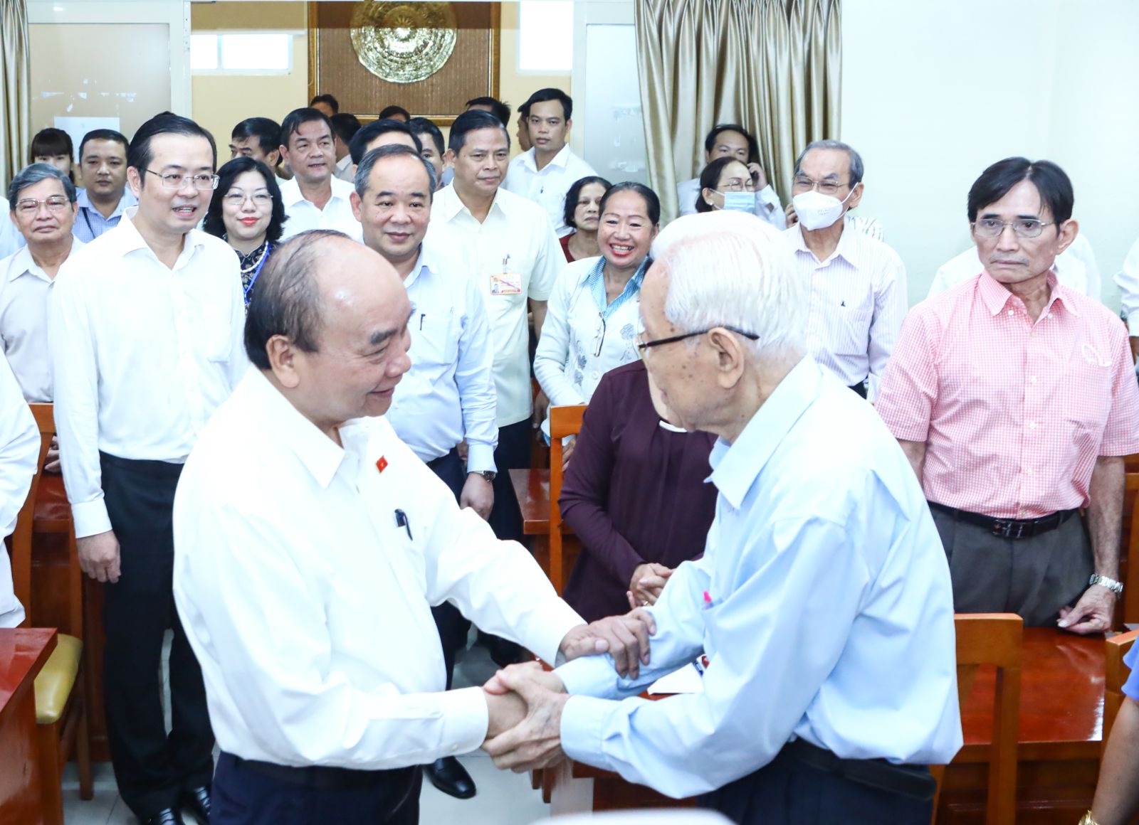 Chủ tịch nước Nguyễn Xuân Phúc tiếp xúc cử tri Quận 10, thành phố Hồ Chí Minh - Ảnh 2.
