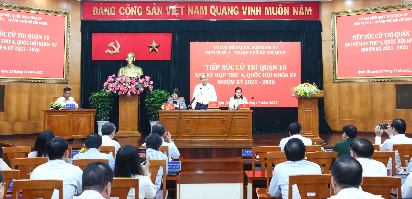 Chủ tịch nước Nguyễn Xuân Phúc tiếp xúc cử tri Quận 10, thành phố Hồ Chí Minh - Ảnh 6.