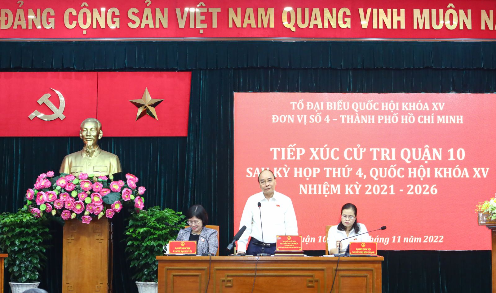 Chủ tịch nước Nguyễn Xuân Phúc tiếp xúc cử tri Quận 10, thành phố Hồ Chí Minh - Ảnh 4.