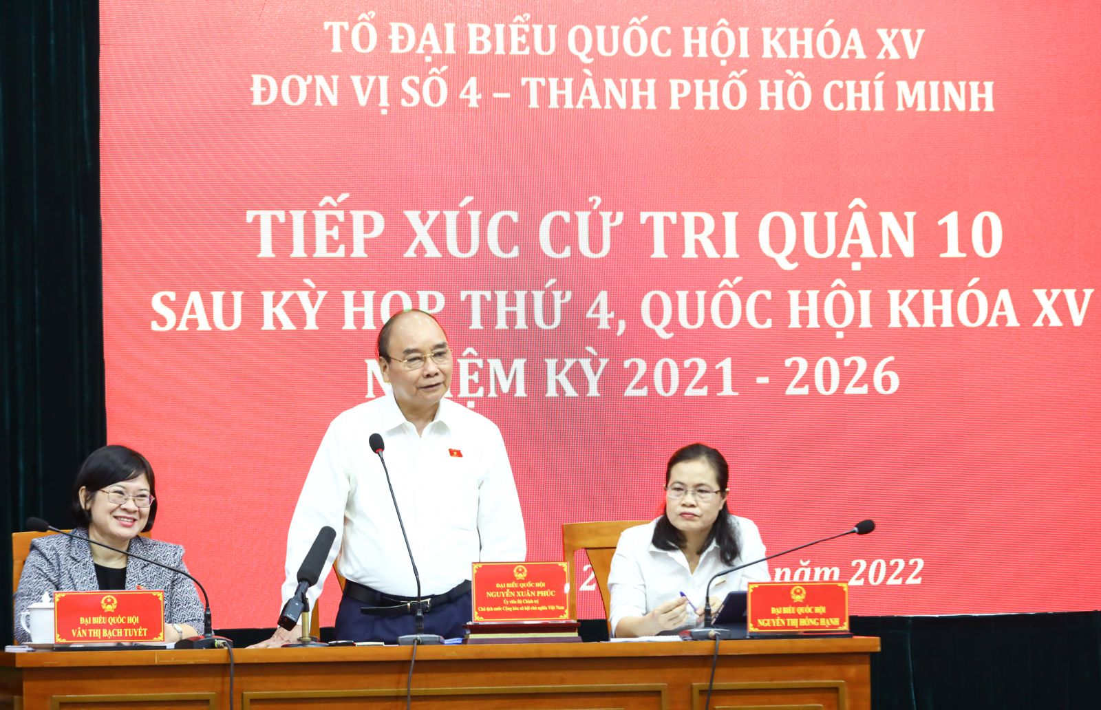 Chủ tịch nước Nguyễn Xuân Phúc tiếp xúc cử tri Quận 10, thành phố Hồ Chí Minh - Ảnh 3.