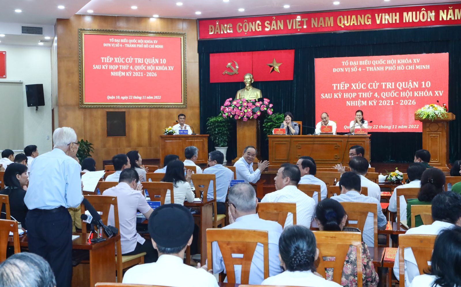 Chủ tịch nước Nguyễn Xuân Phúc tiếp xúc cử tri Quận 10, thành phố Hồ Chí Minh - Ảnh 5.
