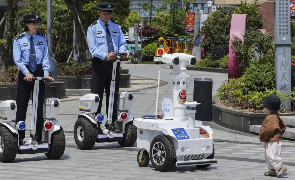 Robot cảnh sát tại Trung Quốc giúp tăng sức mạnh tuần tra lên 10 lần - Ảnh 1.