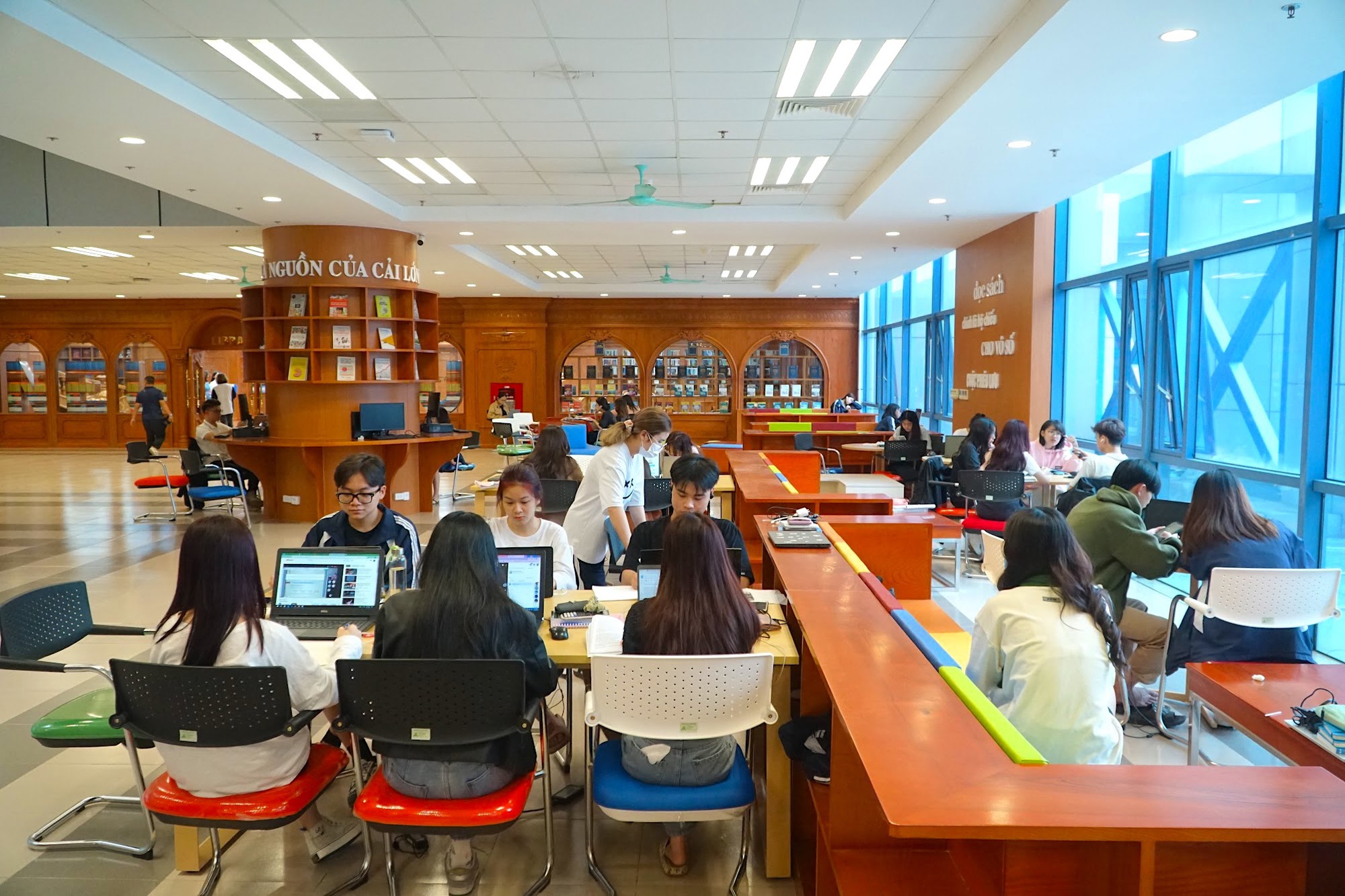 Thư viện 11 triệu USD phục vụ sinh viên của 45 trường đại học Việt Nam - Ảnh 1.