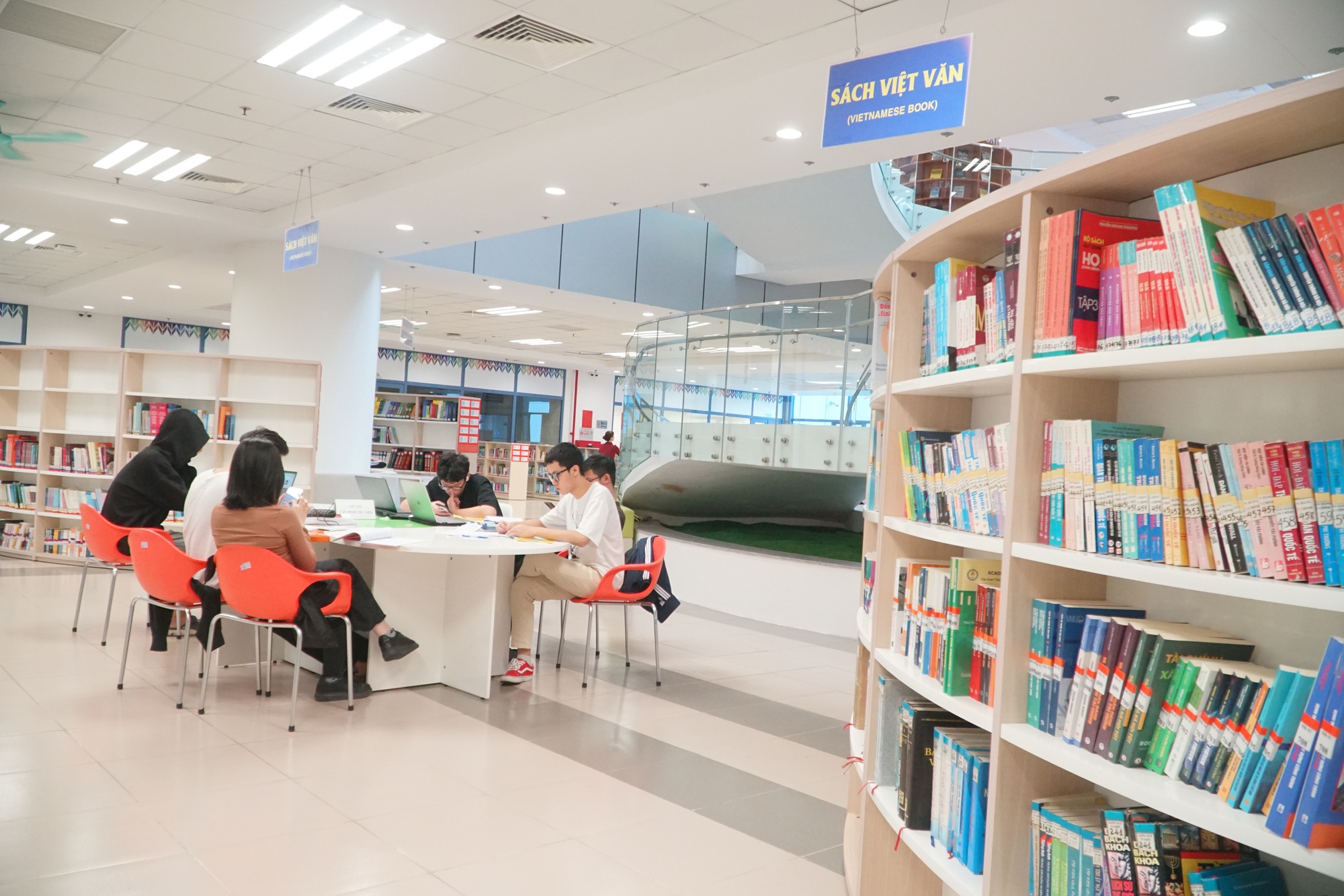 Thư viện 11 triệu USD phục vụ sinh viên của 45 trường đại học Việt Nam - Ảnh 2.