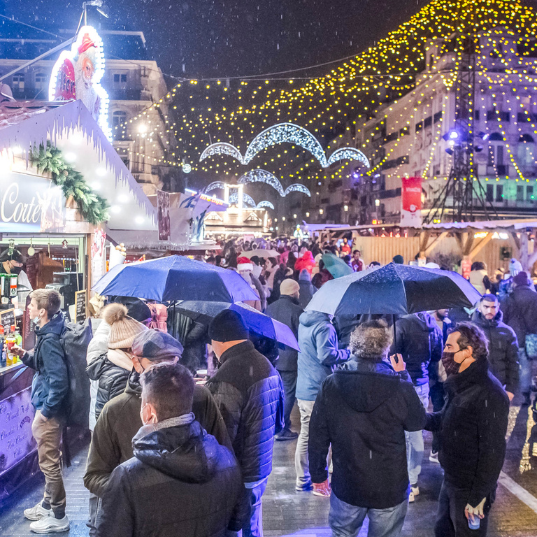 Chùm ảnh rực rỡ sắc màu tại Chợ Giáng sinh được bình chọn thú vị nhất thế giới - Ảnh 13.