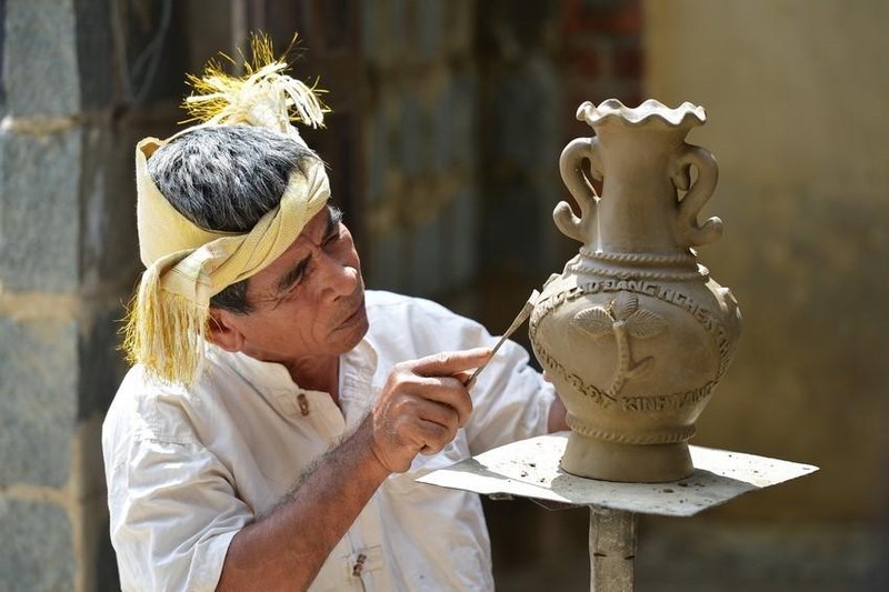 UNESCO ghi danh nghệ thuật làm gốm của người Chăm là di sản văn hóa phi vật thể cần bảo vệ khẩn cấp - Ảnh 1.