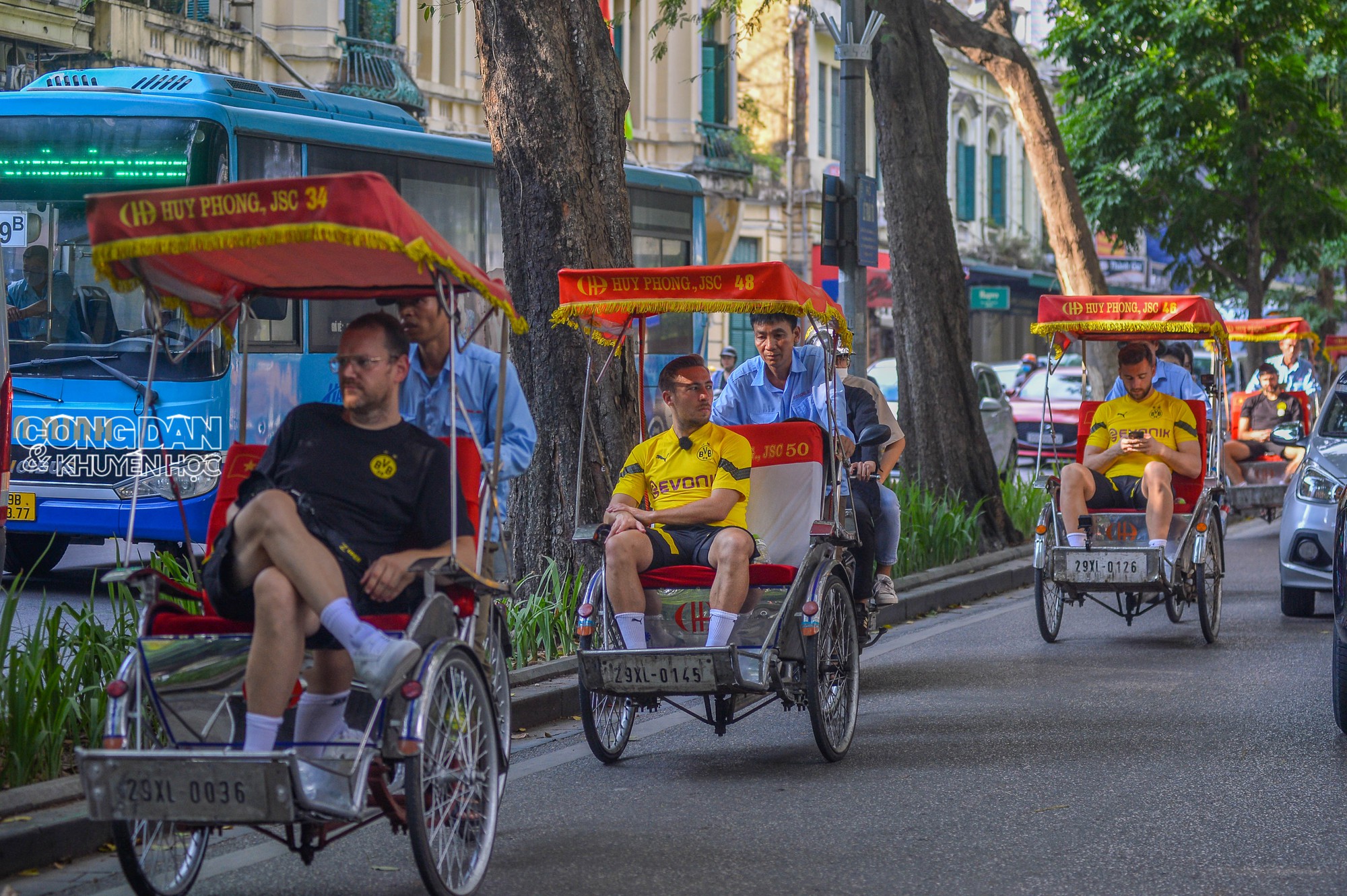 Câu lạc bộ Dortmund thăm Đền Ngọc Sơn, ngồi xích lô dạo phố ở Hà Nội - Ảnh 1.