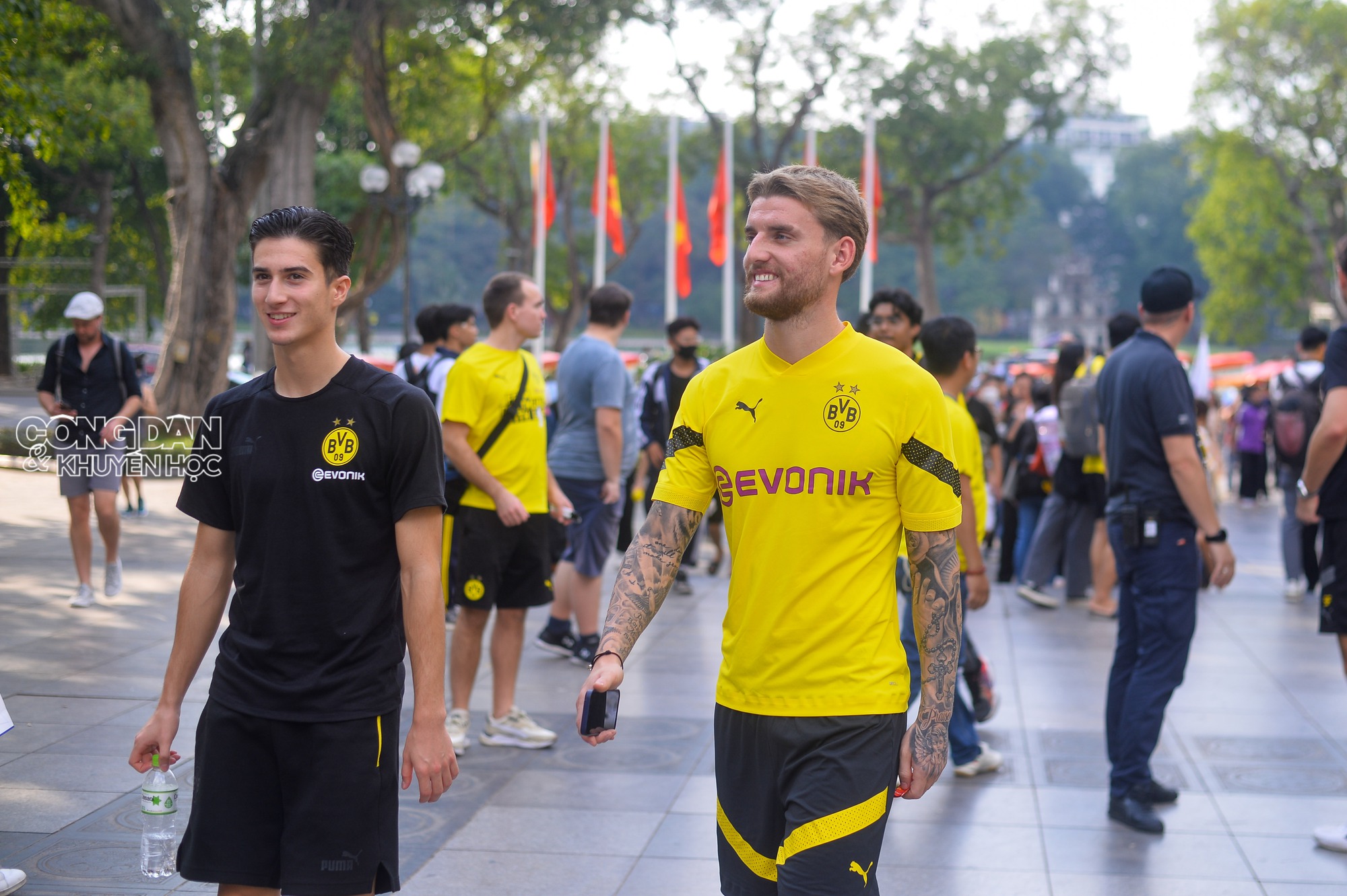 Câu lạc bộ Dortmund thăm Đền Ngọc Sơn, ngồi xích lô dạo phố ở Hà Nội - Ảnh 7.