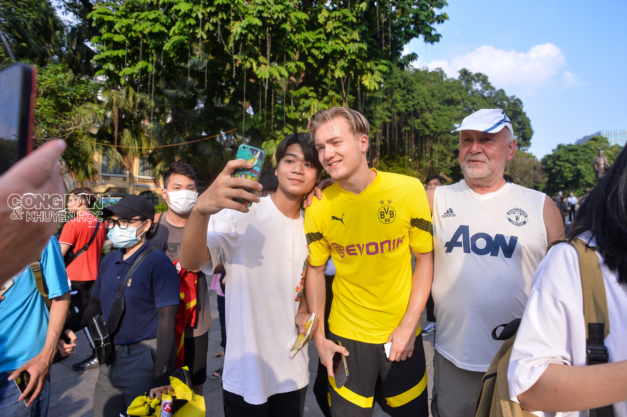 Câu lạc bộ Dortmund thăm Đền Ngọc Sơn, ngồi xích lô dạo phố ở Hà Nội - Ảnh 8.