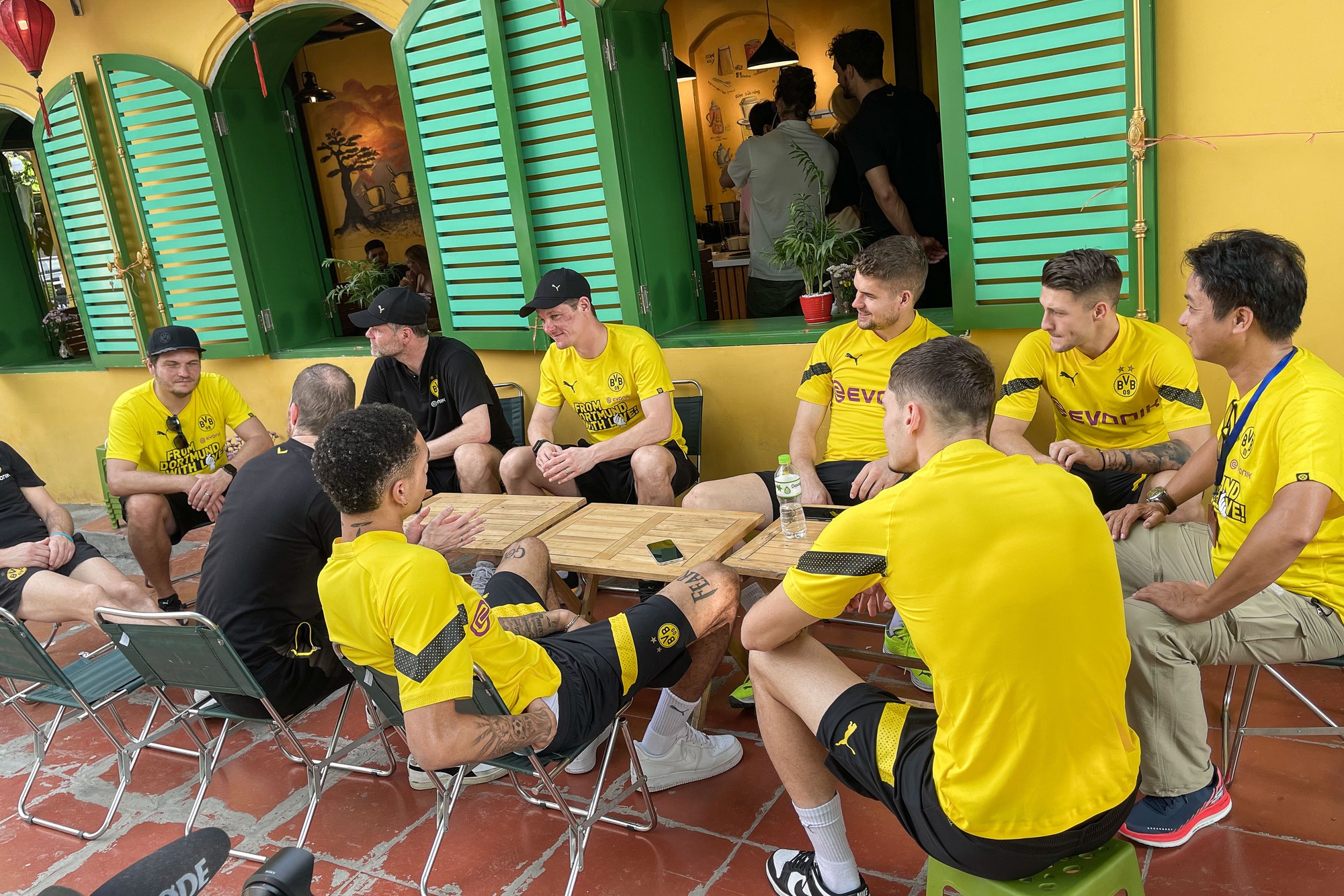 Câu lạc bộ Borussia Dortmund thăm Đền Ngọc Sơn, ngồi xích lô dạo phố ở Hà Nội - Ảnh 6.