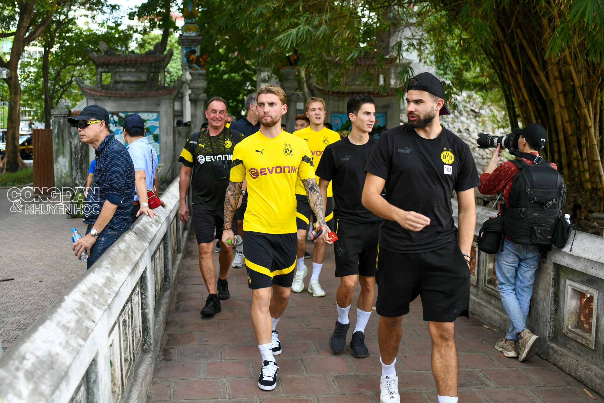 Câu lạc bộ Borussia Dortmund thăm Đền Ngọc Sơn, ngồi xích lô dạo phố ở Hà Nội - Ảnh 2.